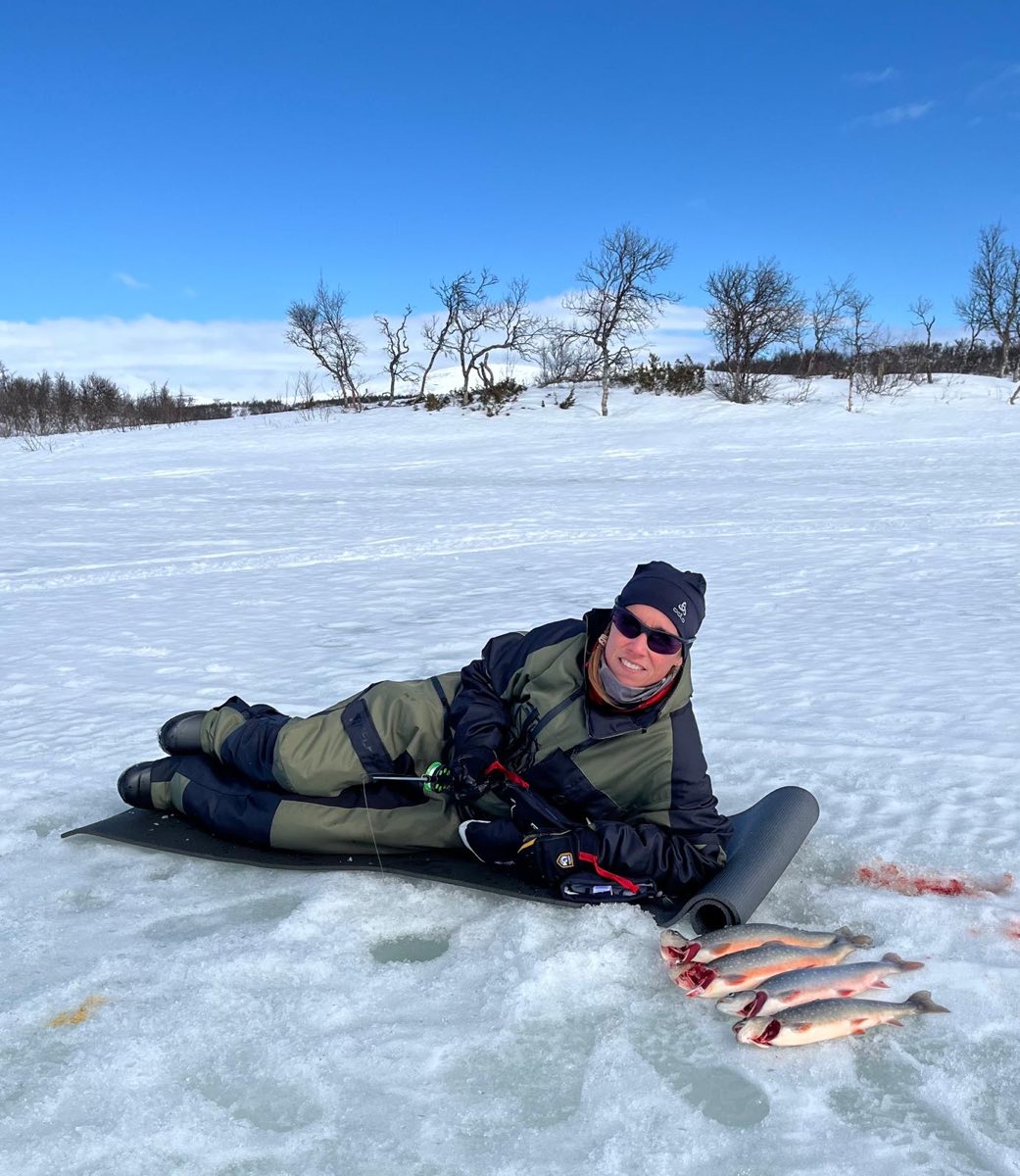 Isfiske på vinterfjället med rödingar på isen.