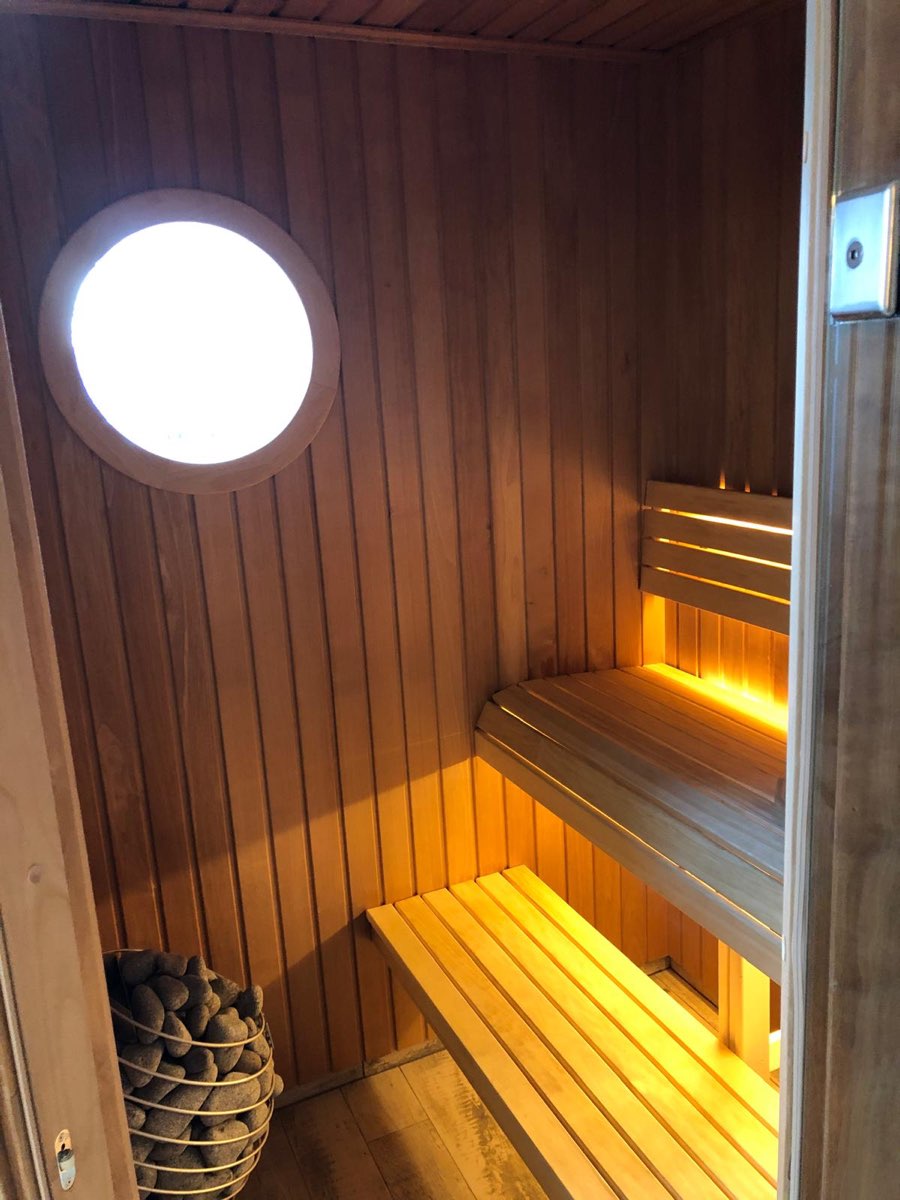 Bastu med träpanel och varm belysning.