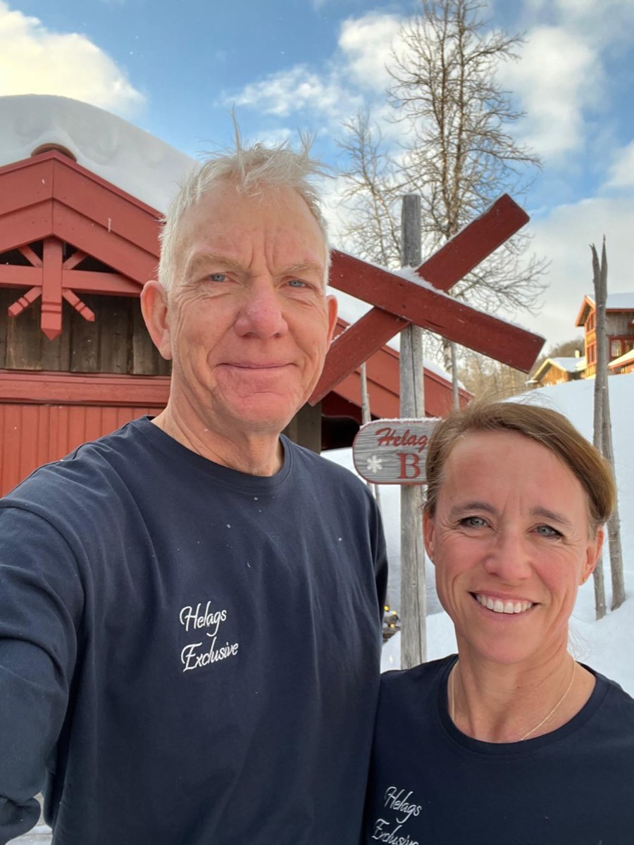 Mats och Susanne utanför Helags-stugan en vinterdag.